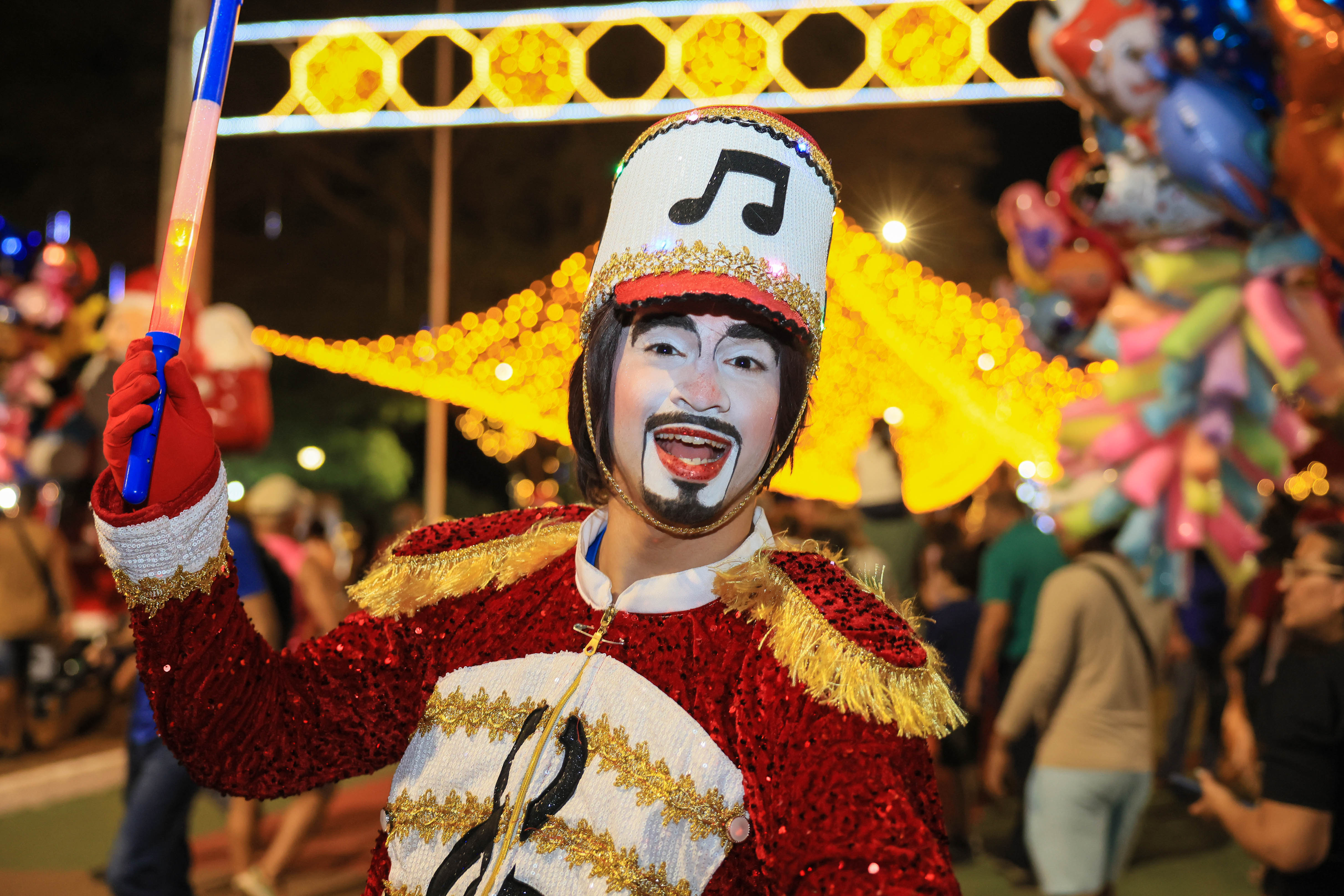 Cortejo do Natal Luz toma conta da LO-11 com personagens, escolas, música e a chegada especial do Papai Noel
