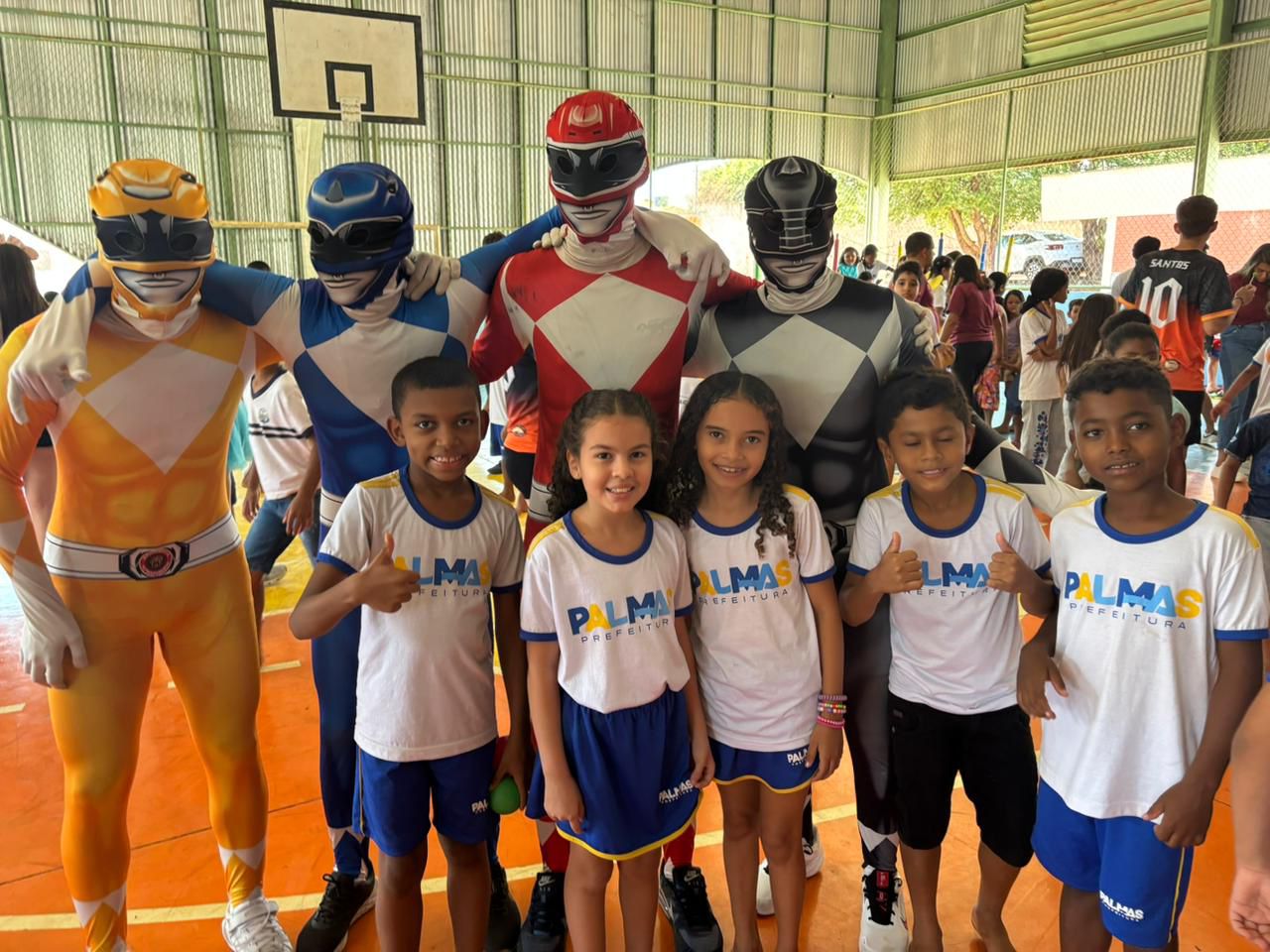 Vestidos de super-heróis a turma do Interação contagiou as crianças de escola municipal no Jardim Aureny III com brincadeiras e pintura facial