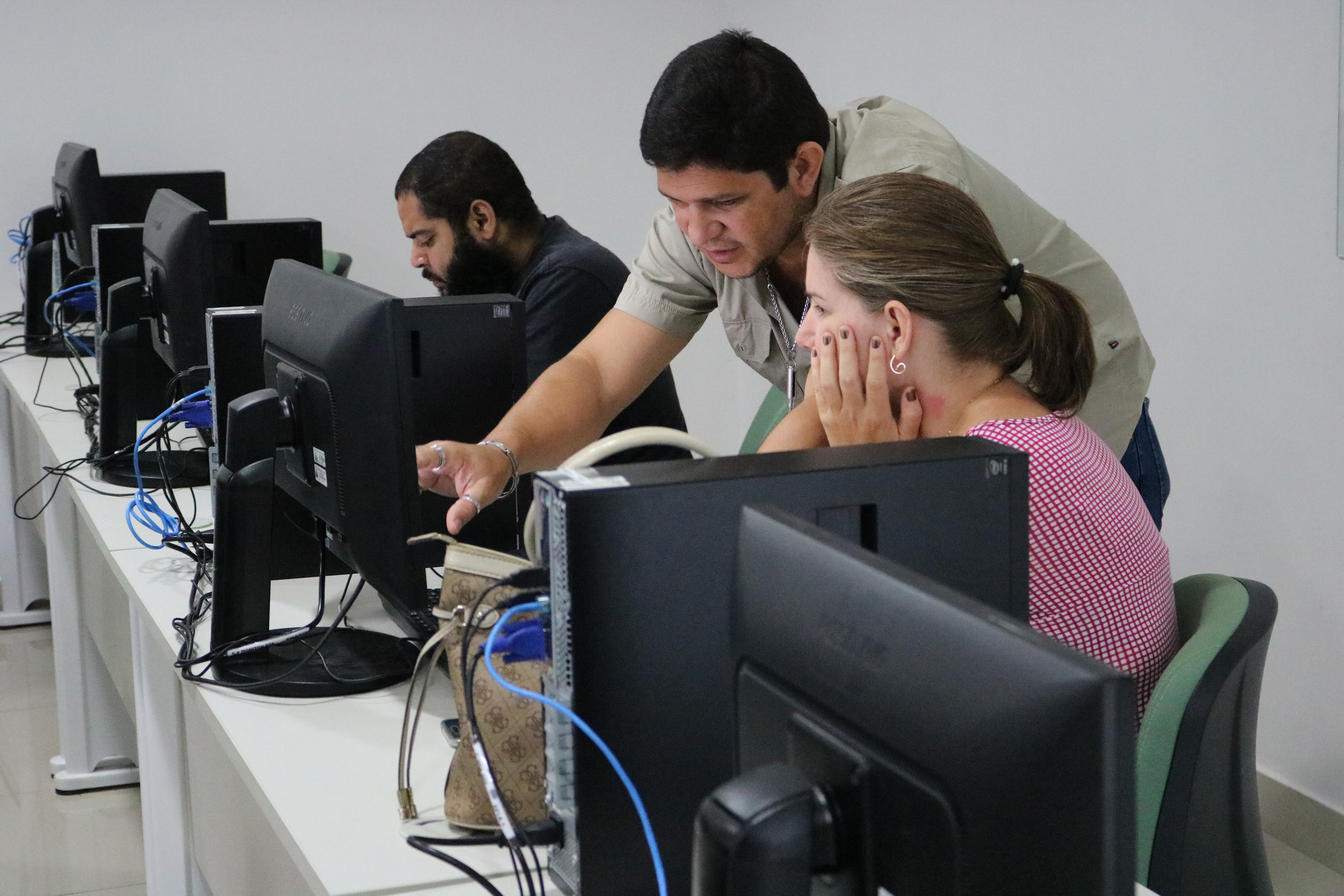 Servidores são qualificados para trabalhos com artes gráficas