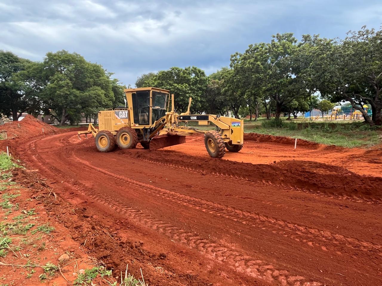 Obras da praça da Arne 53 avançam com construção de via pavimentada e pista de caminhada