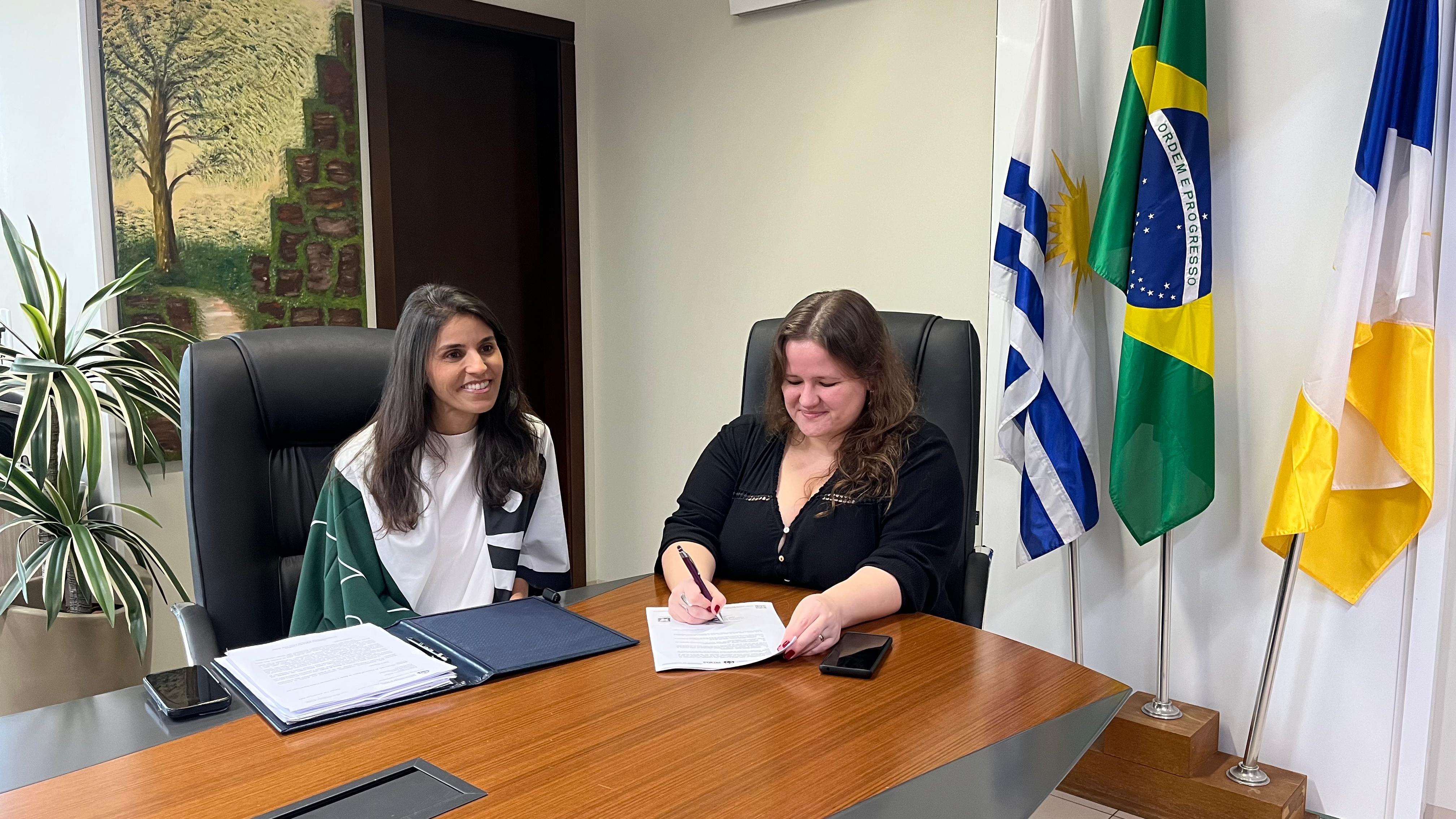 Aquisição foi assinada pela secretária de saúde Dhieine Caminski, na presença da secretária de proteção e bem-estar animal Gabriela Siqueira Campos
