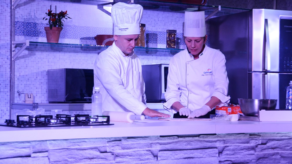 Duas chefs comandam o espaço Cozinha Show no último dia de Festival