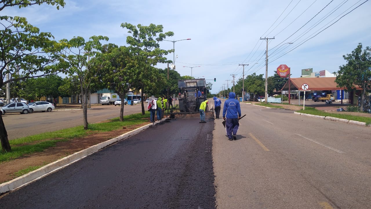 Máquinas trabalham em melhorias de pavimento da Avenida LO-27