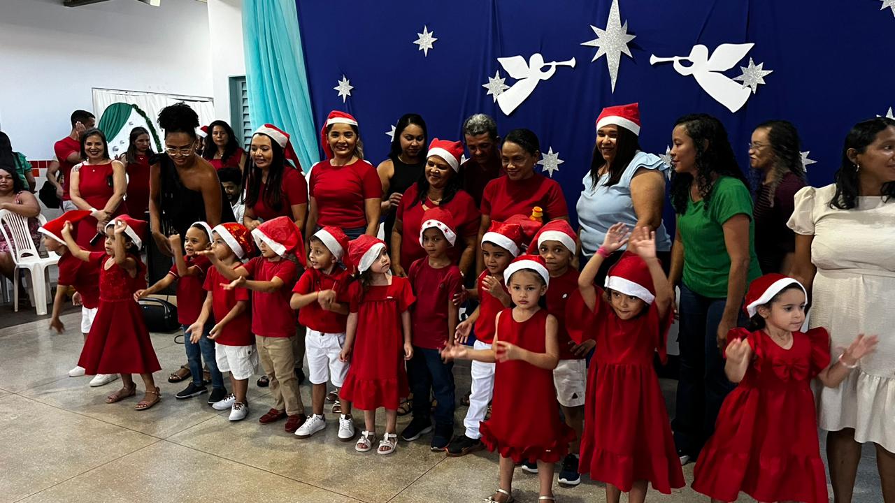 Com trajes preparados com zelo pelas famílias, elas encantaram o público com apresentações cheias de ternura, brilho e espírito natalino