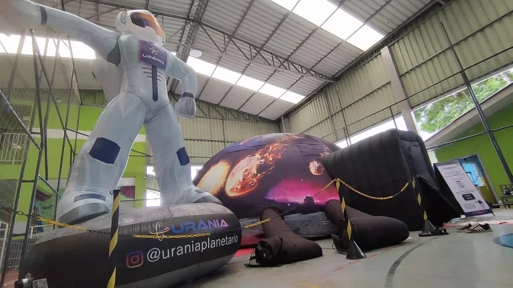 Escola Municipal Darcy Ribeiro recebe planetário móvel para viagem intergaláctica