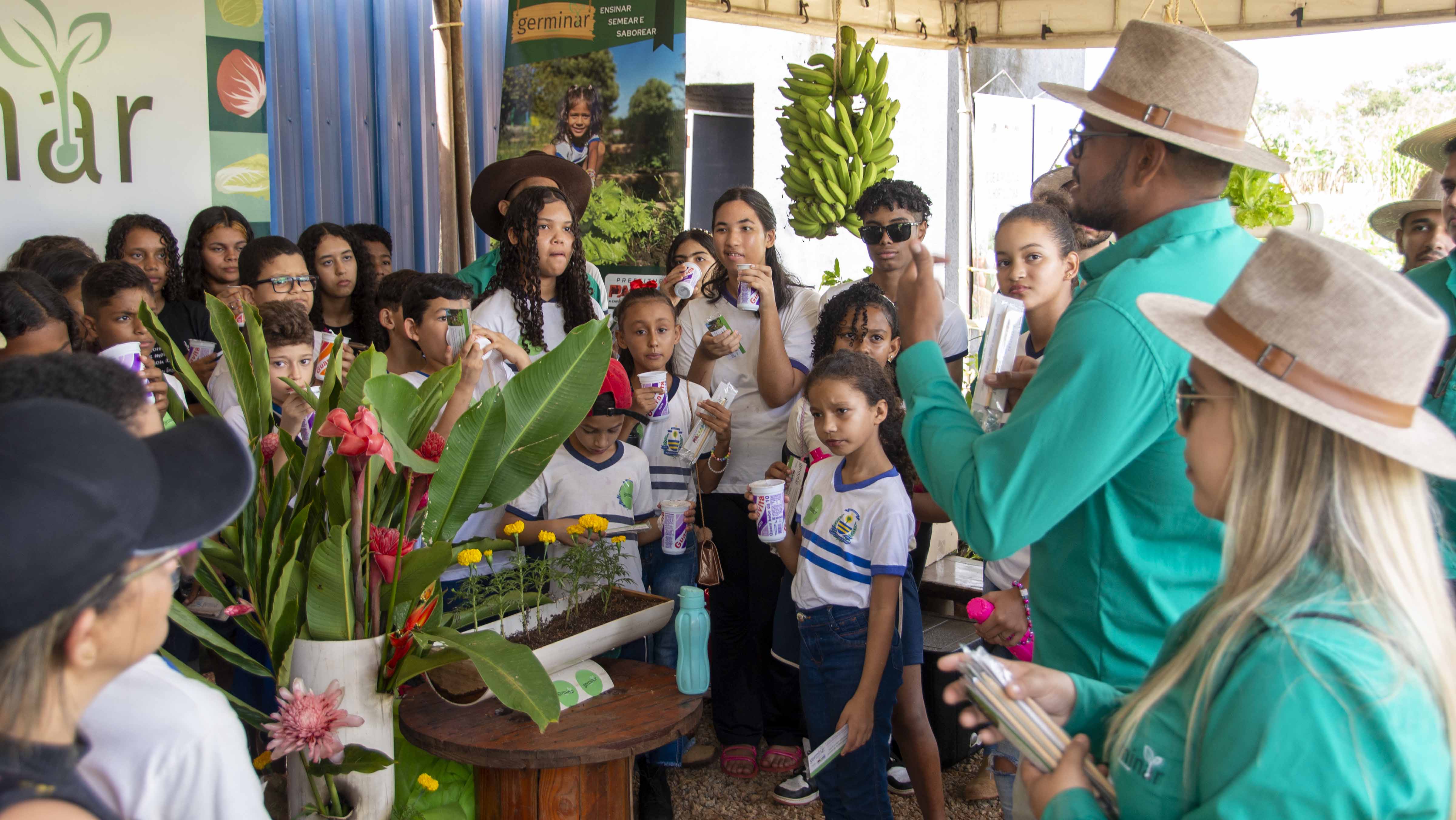 Projeto Germinar recebe alunos da escola Eurídice Ferreira de Melo na Agrotins
