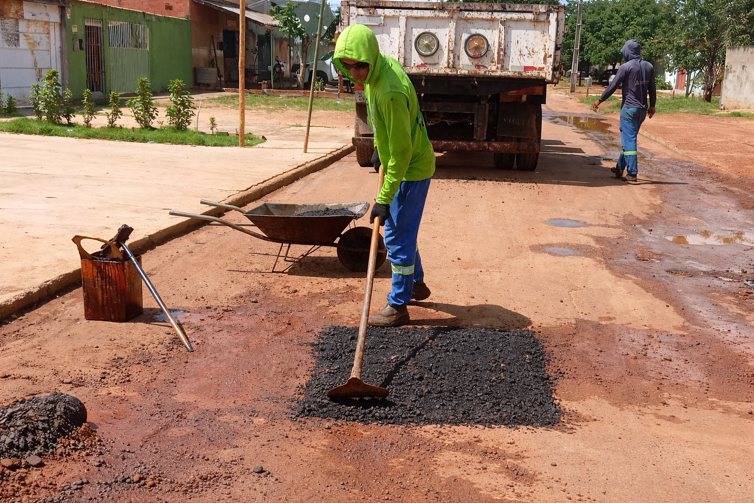 Serviços de tapa-buracos chegam ao Jardim Aureny III e ao setor Morada do Sol