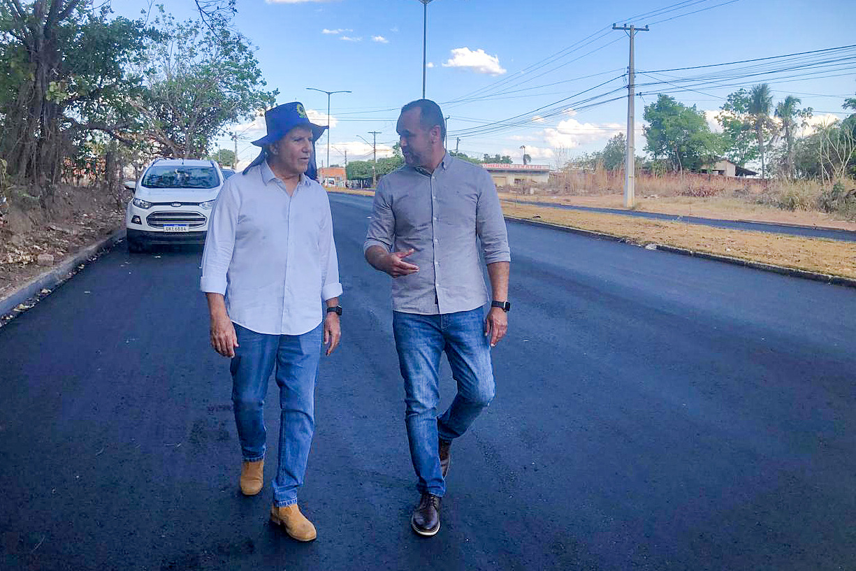 Prefeito de Palmas, Eduardo Siqueira, acompanhado do secretário municipal de Infraestrutura e Obras Públicas, Paulo Cezar Monteiro, no local da obra 