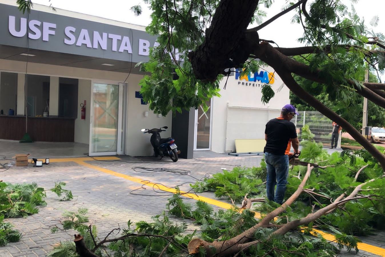 Recolhimento de galhada em frente à USF do setor