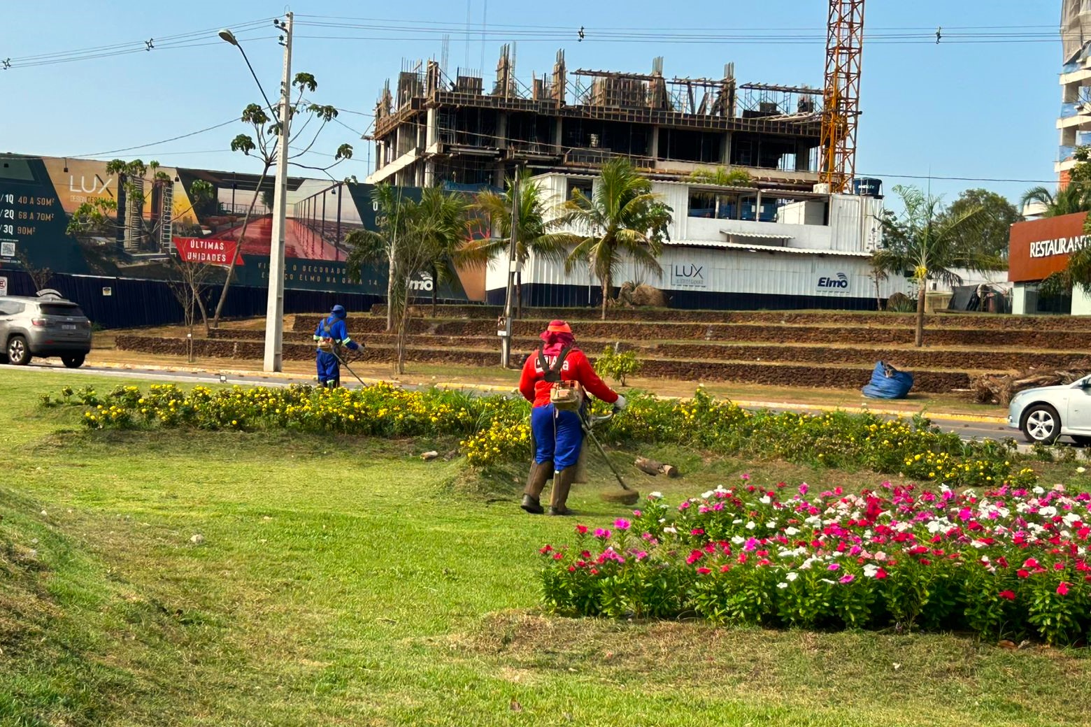 Aparamento da grama executado no relógio das flores 