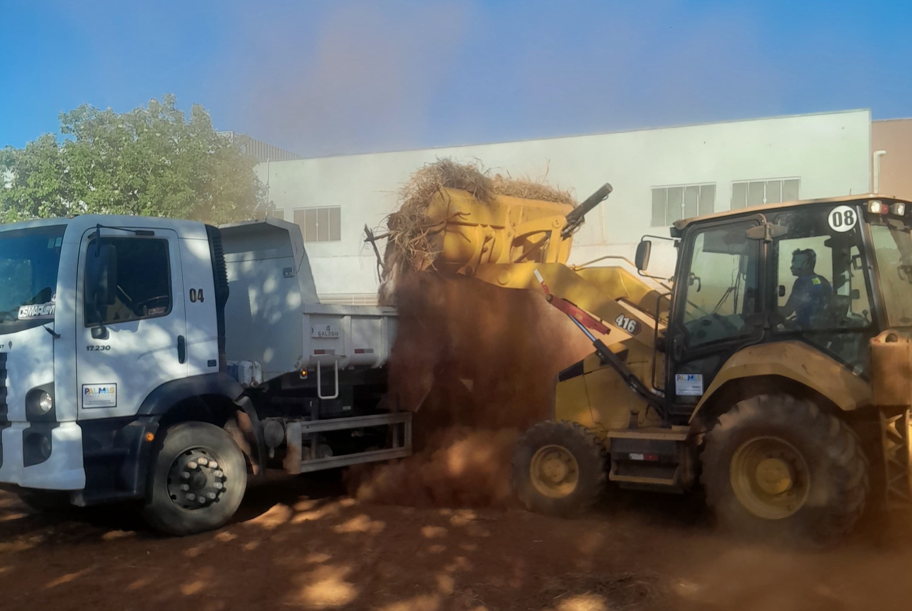 Retirada de entulho próxima à Escola Municipal Henrique Talone, na ARSE 24 (210 Sul)