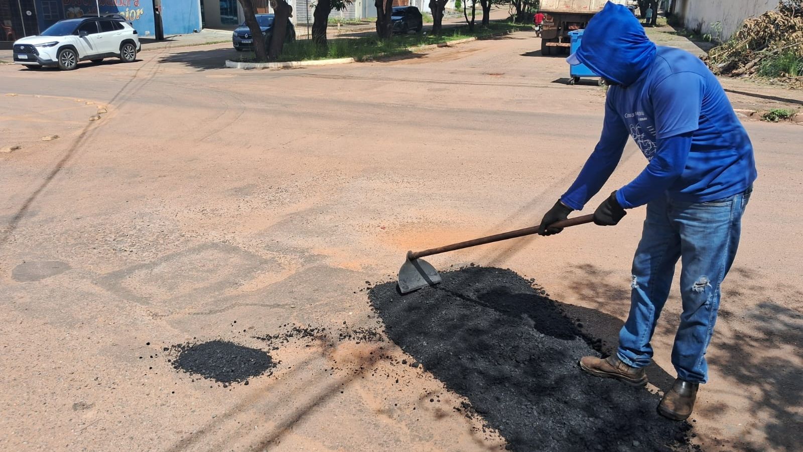 Trabalhador finaliza tapa-buracos em rua do Santa Fé - Foto: Zeladoria Urbana/Divulgação