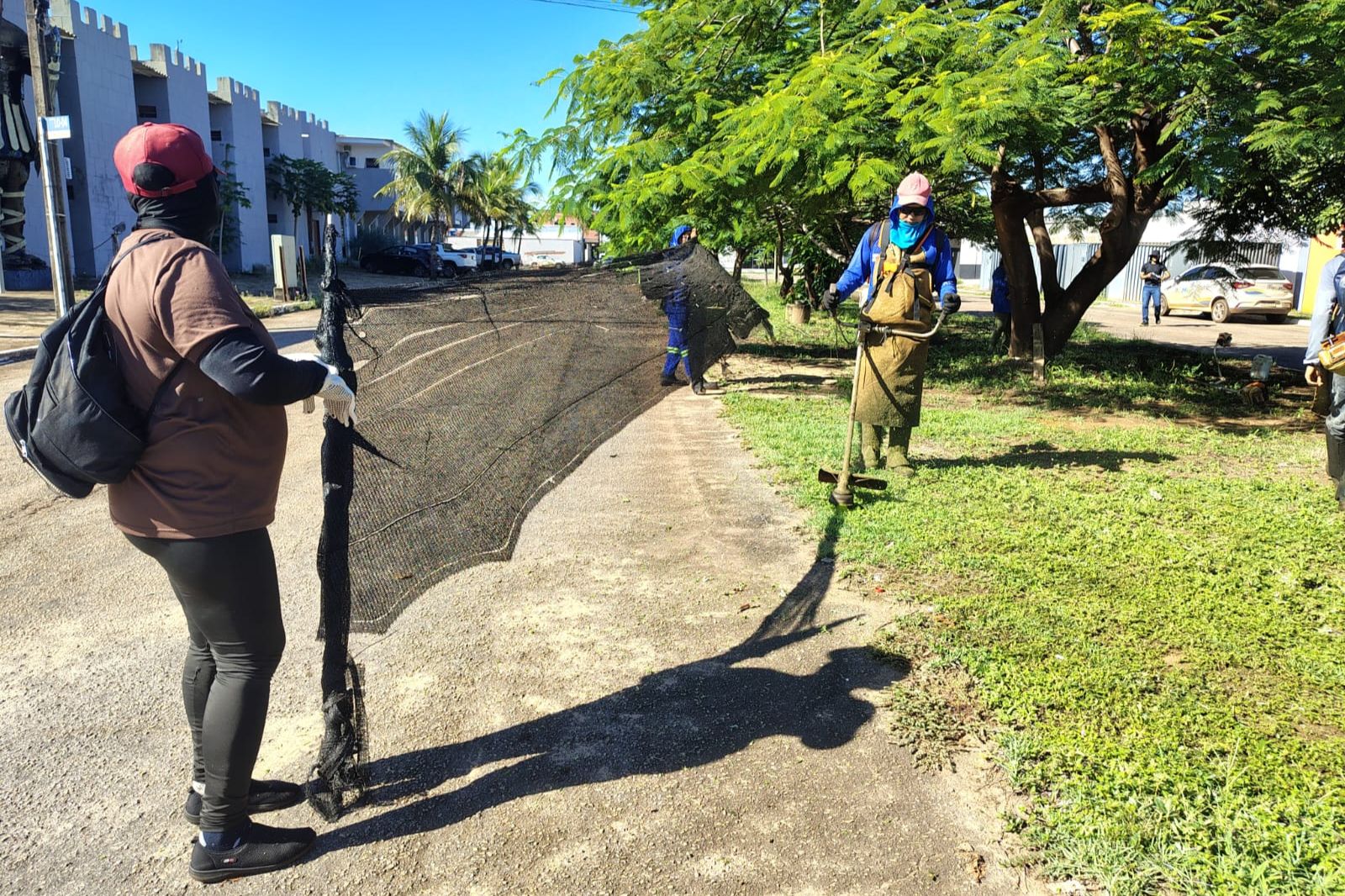 Durante roçagem,, Prefeitura utiliza telas para evitar que pedras atinjam pessoas  e veículos - Foto: Zeladoria Urbana/Divulgação