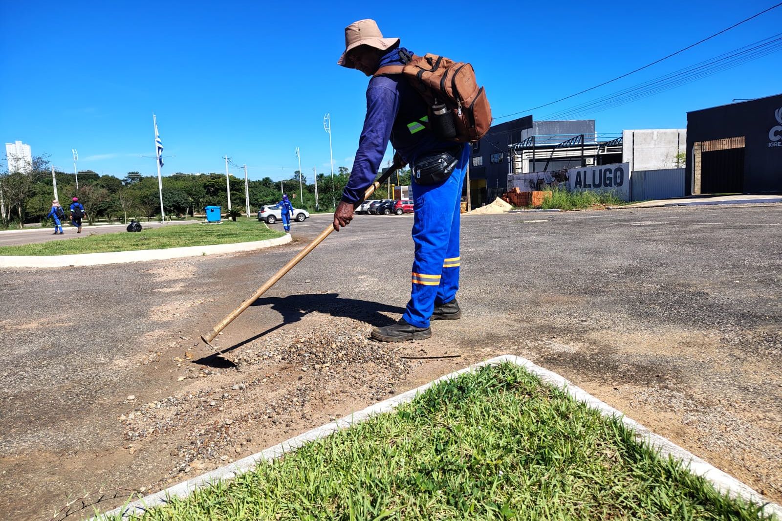 Trabalhador retira pedras e areia de estacionamento na ACSO 1 - Foto: Zeladoria Urbana/Divulgação