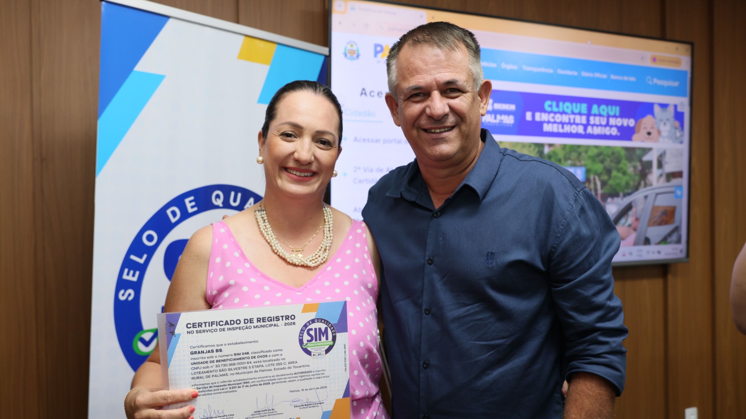 Carolina Schmidt recebeu certificação das mãos do secretário Jaime Café - Foto: Francisco Barros
