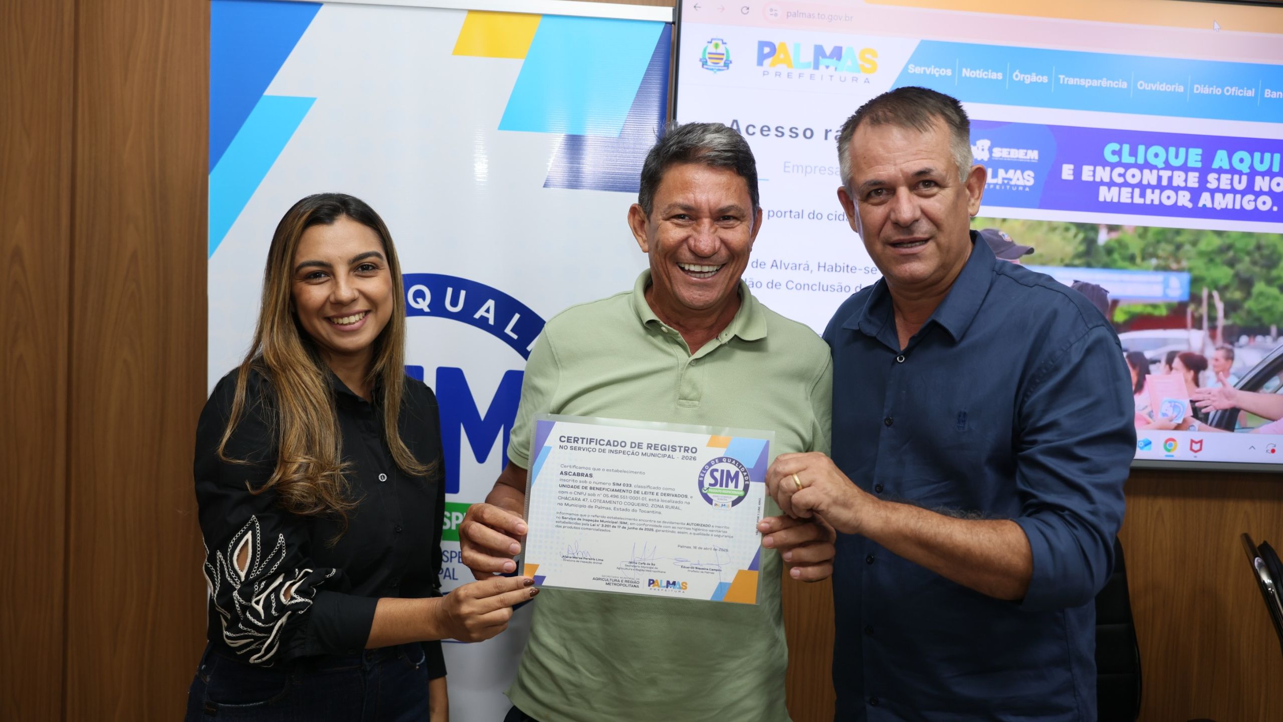  Diretora de Inspeção Animal, Allana Merse, e secretário Jaime Café (à dir) entregam certificado ao produtor Adão Rêgo - Foto: Francisco Barros/Secom