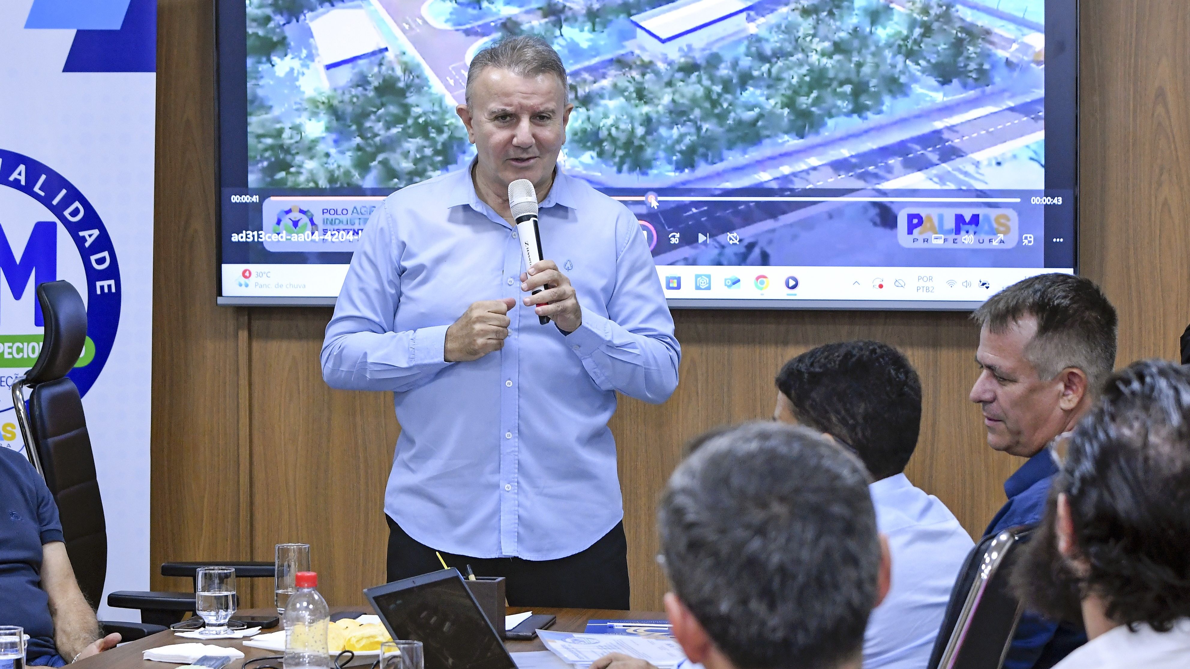 Prefeito Eduardo Siqueira Campos entrega certificação a dezenas de empresários da agroindústria