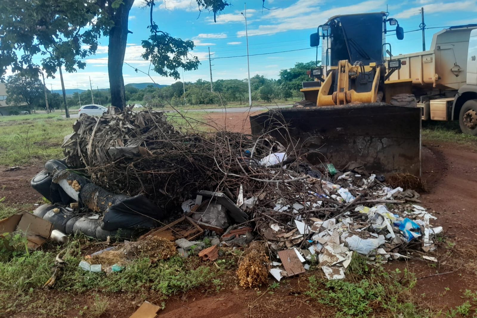 Prefeitura de Palmas realiza remoção de entulhos em avenidas e quadras residenciais