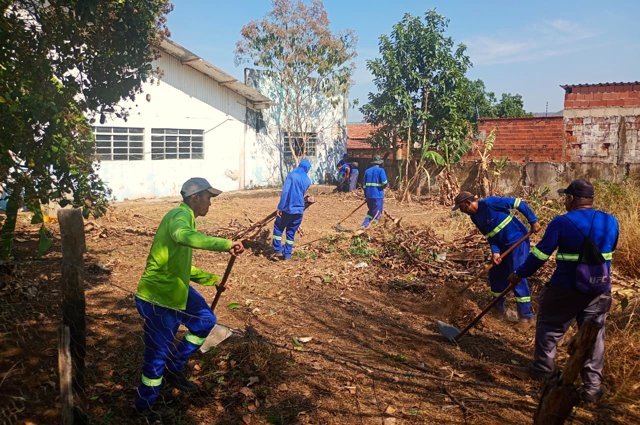 Trabalhadores realizam limpeza geral no CRAS do distrito de Taquaruçu