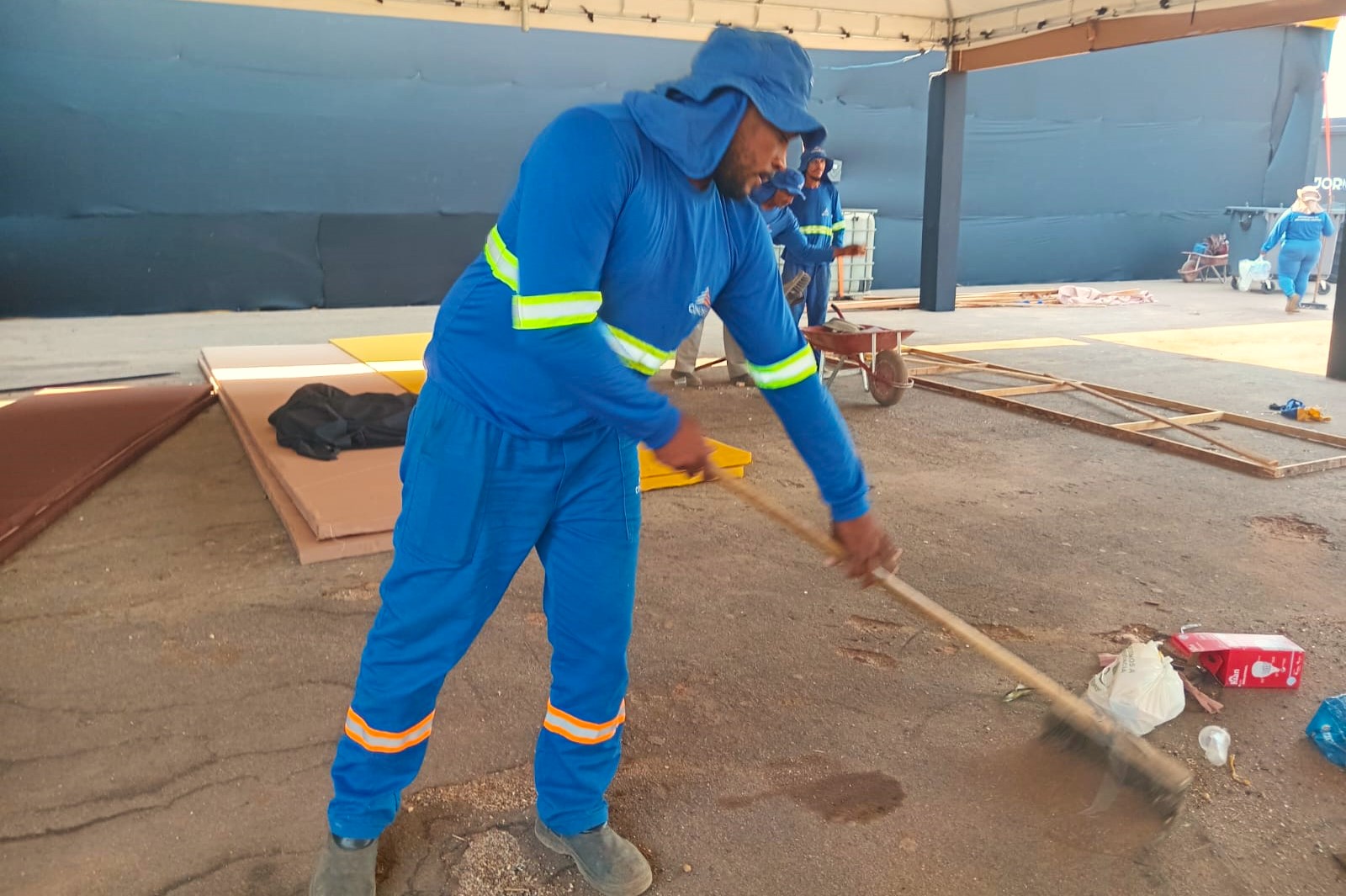 Trabalhadores realizam limpeza no estacionamento do Estádio Nilton Santos