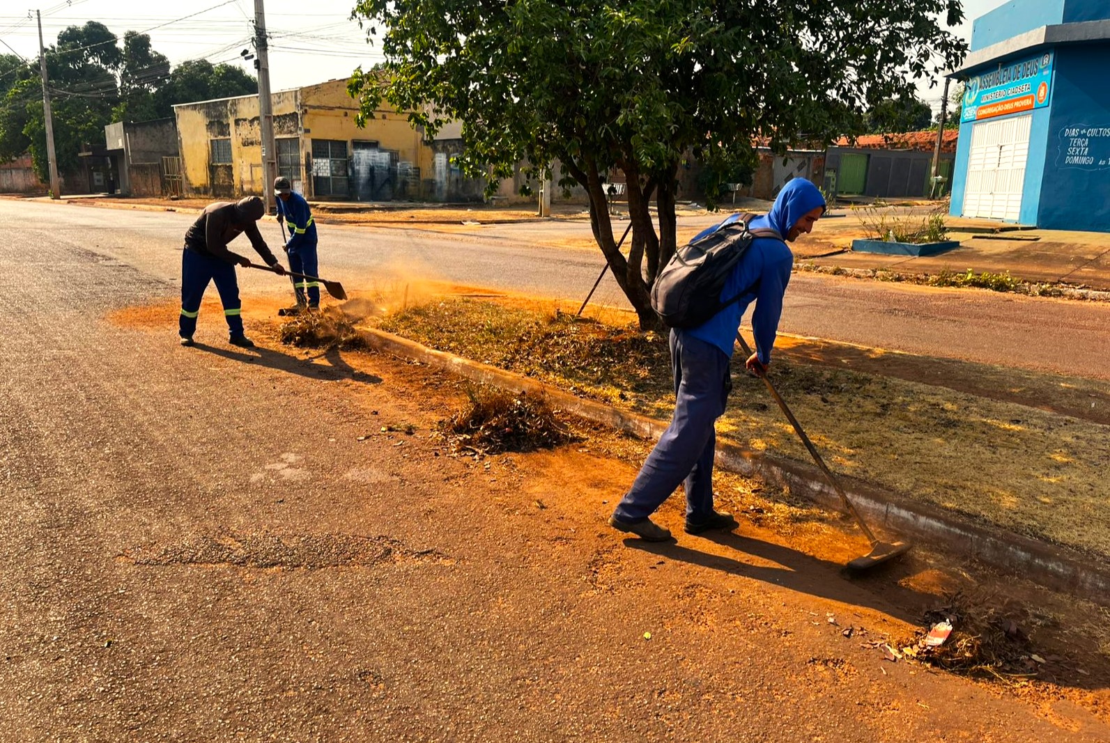 A praça da Avenida Perimetral Norte no Setor Santa Bárbara, em Taquaralto, foi um dos locais a receber limpeza esta semana