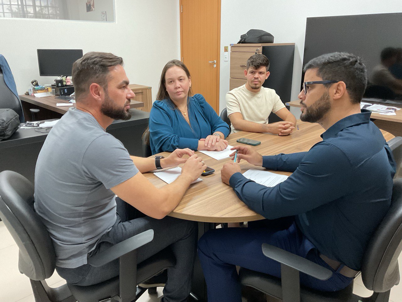Representantes da Seirdh, UFT e cursinho popular Dona Raimunda Quebradeira de Coco durante reunião que firmou parceria para divulgação do Exato em eventos culturais e comunitários.