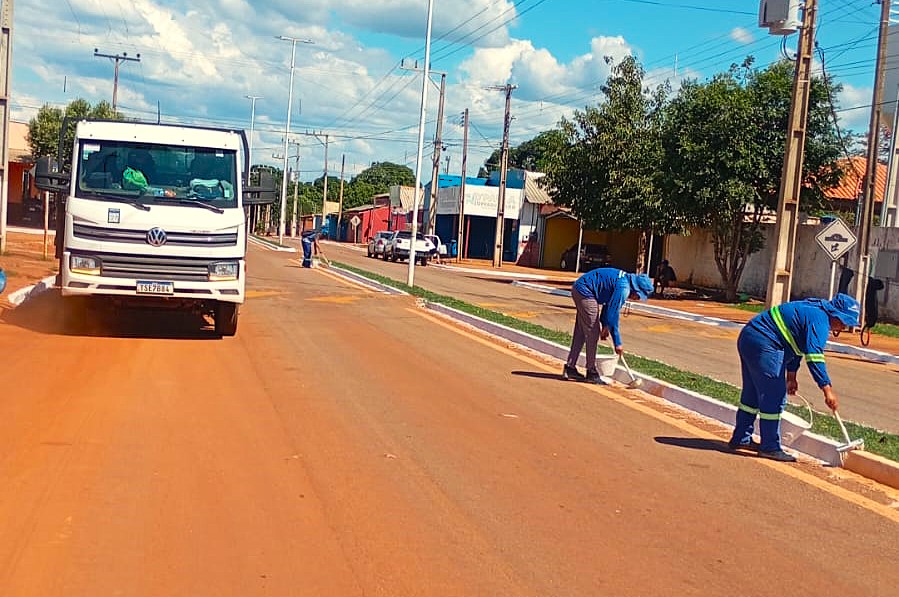 Pintura de meio-fio no distrito de Buritirana