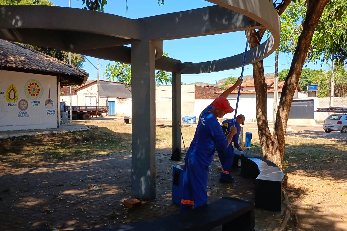 Pintura de bancos na Praça Vereador Tarcísio Machado, em Taquaruçu