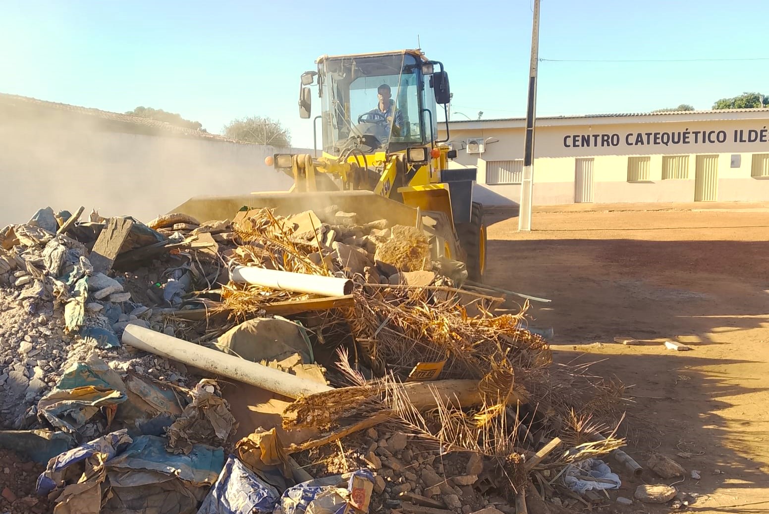 Retirada de entulho no Jardim Aureny 3, nesta segunda-feira, 25