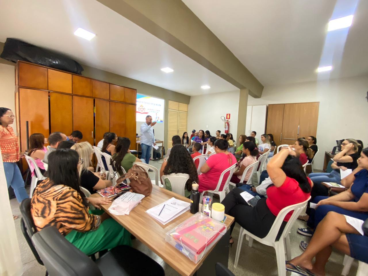 Escola Municipal Monteiro Lobato promove reunião com pais de alunos atípicos para apresentar ações inclusivas