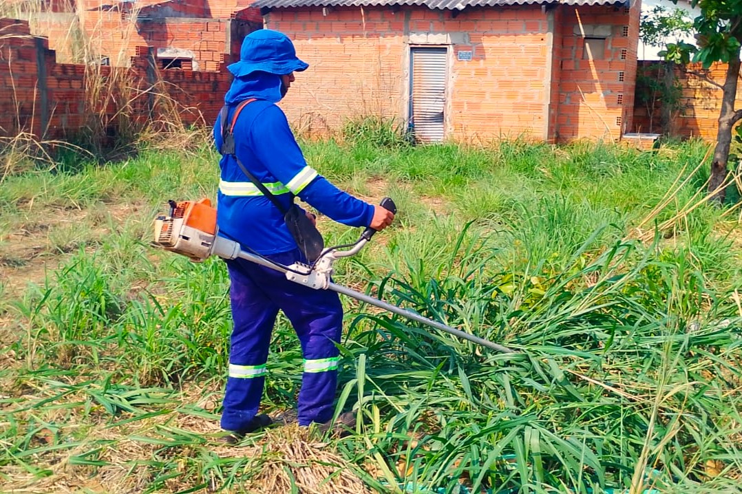 No extremo sul da Capital, no Jardim Laila, equipes realizaram a roçagem de terrenos