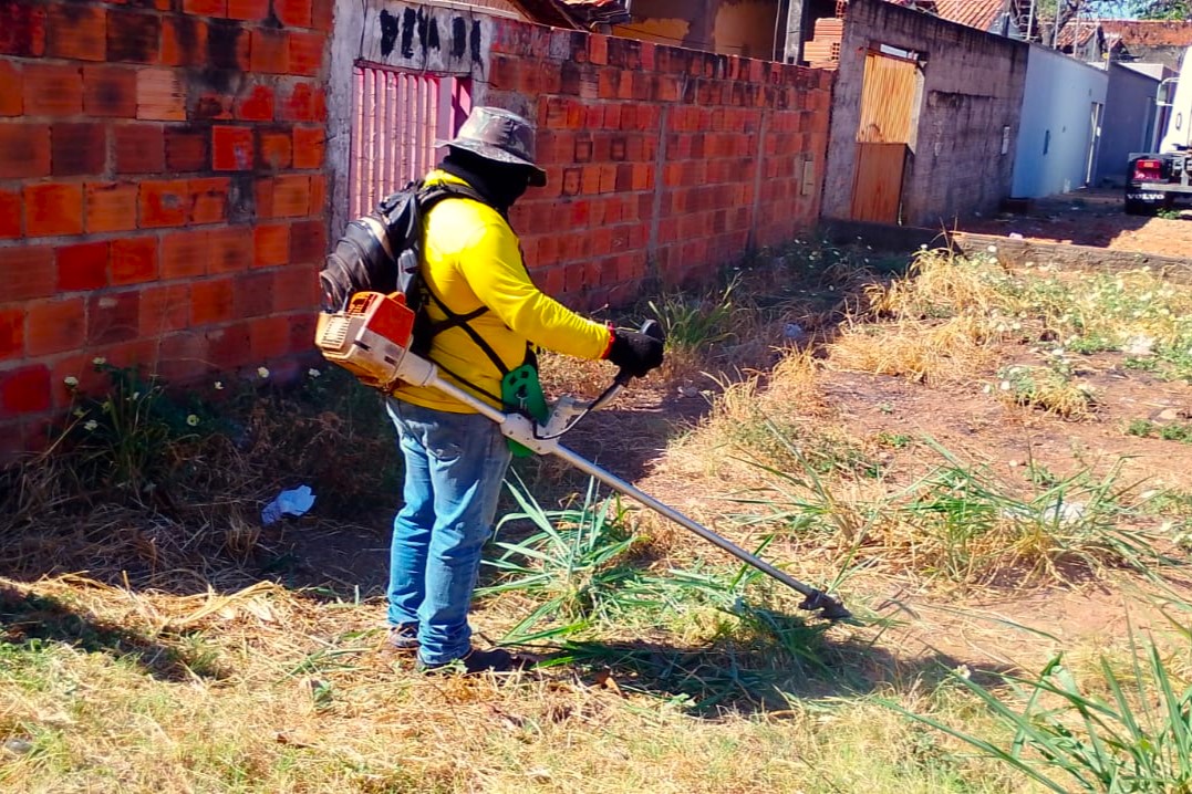 Equipe da Zeladoria Urbana roça calçamento de lote, no setor Palmas Sul, em Taquaralto