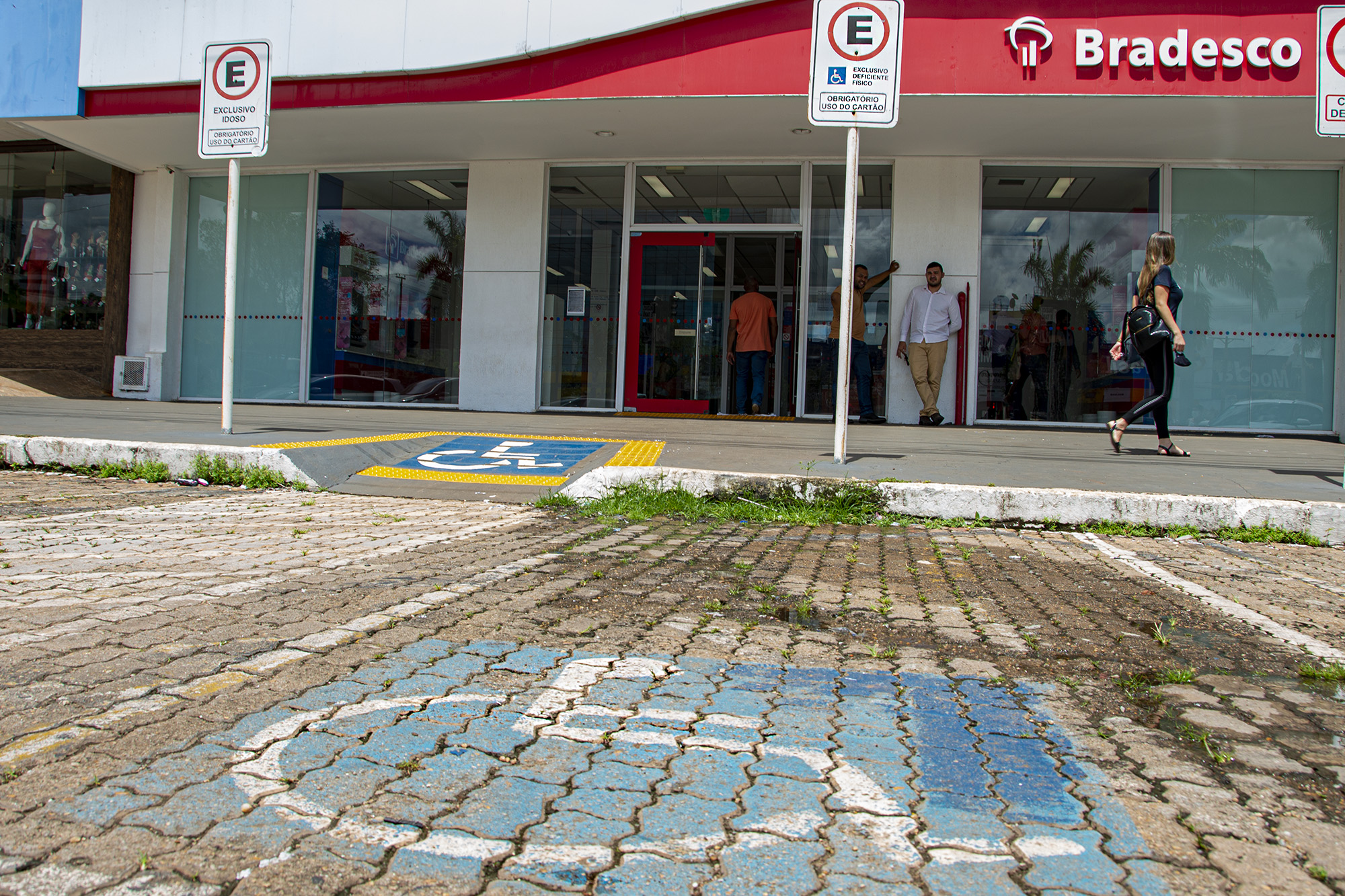 Prefeitura de Palmas realiza intervenção urbana de conscientização sobre vagas preferenciais