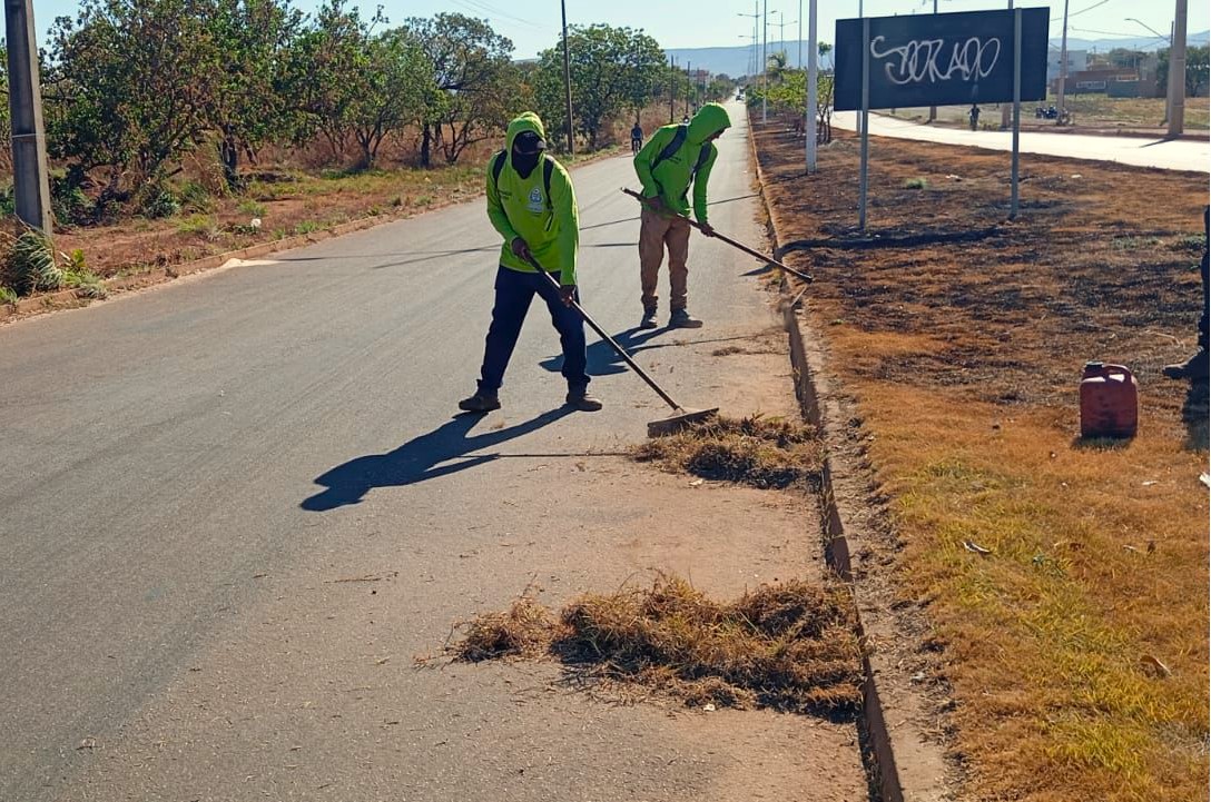 Equipe da Zeladoria Urbana faz varrição na Avenida Ipanema, no Setor Palmas Sul