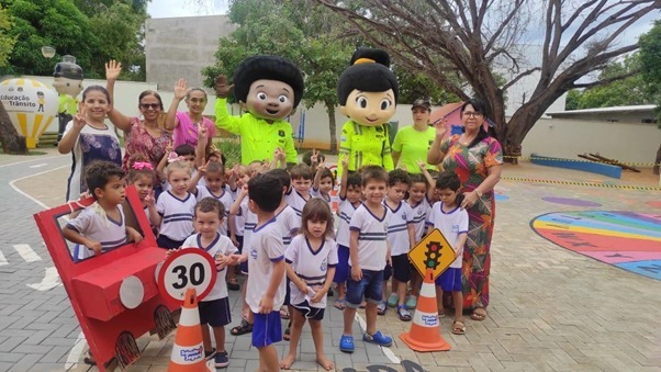 Professores, alunos e o mascote amarelinho unidos por um trânsito mais seguro - Foto: Divulgação