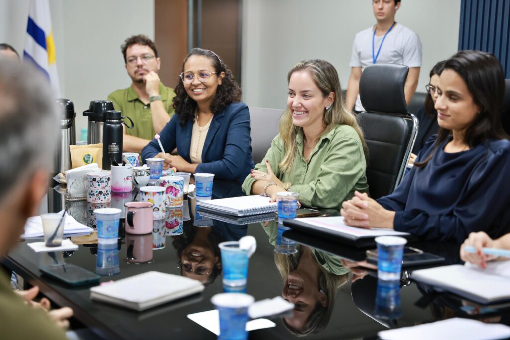 Vereadora Mariana Carla de Almeida (ao centro, de camisa verde) e sua equipe durante reunião na Secretaria de Bem-Estar Animal - Foto: Divulgação