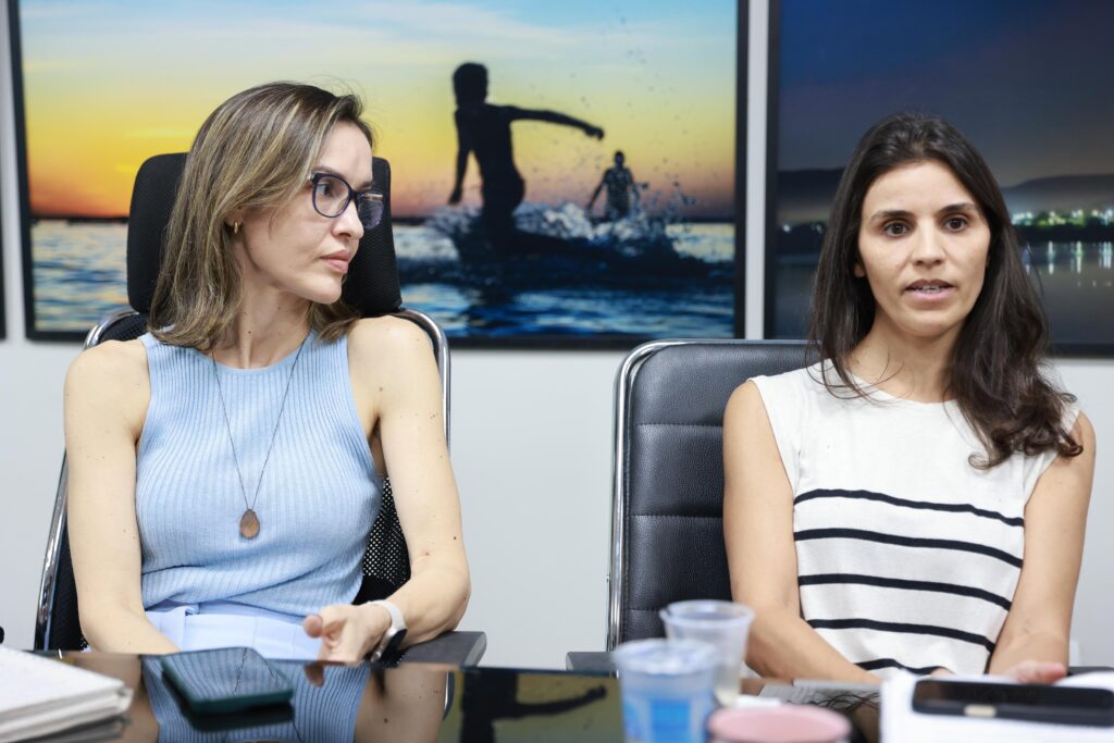 Meire Carreira, diretora-executiva (à esq.), e Gabriela Siqueira Campos, secretária de Bem-Estar Animal (à dir.), durante reunião - Foto: Divulgação