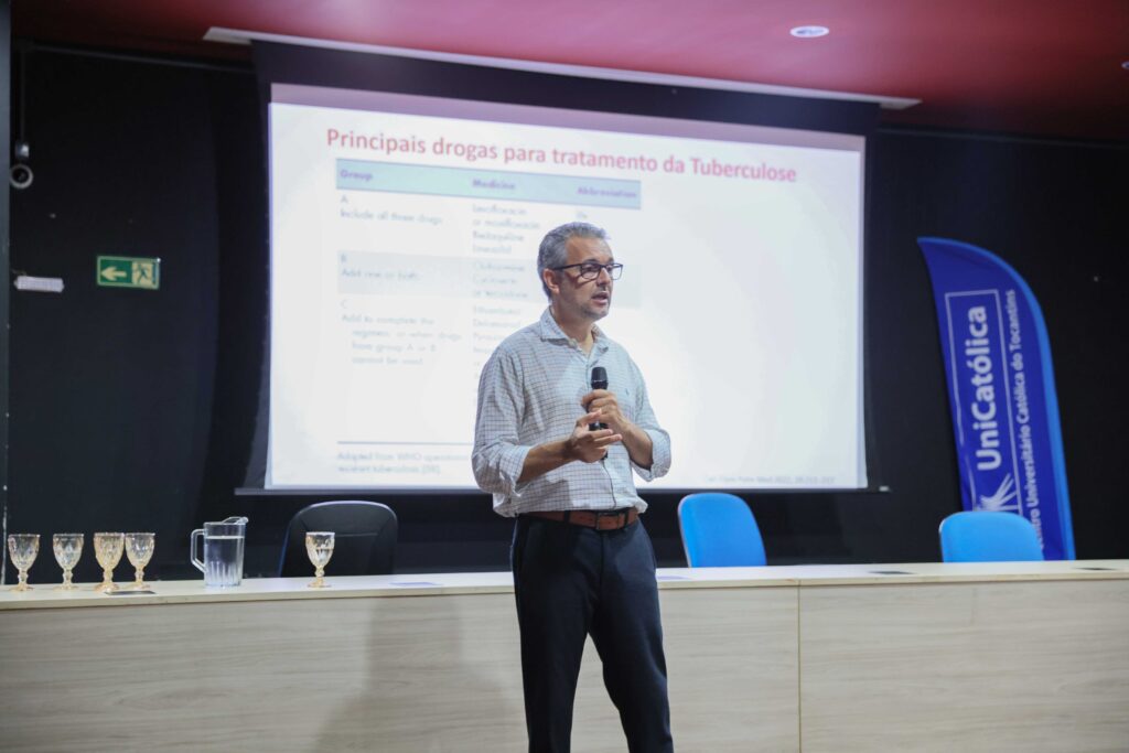 Médico Flávio Augusto de Pádua Milagres apresentou palestra sobre o contexto geral da tuberculose - Foto: Francisco Barros
