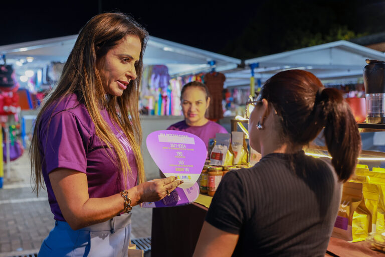 Prefeitura de Palmas leva orientações sobre direitos da mulher a frequentadores da  Feira da 304 sul