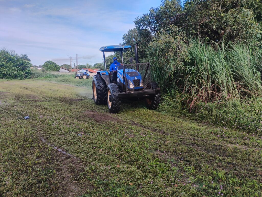 Roçagem com trator na Arso 112 (1105 Sul)