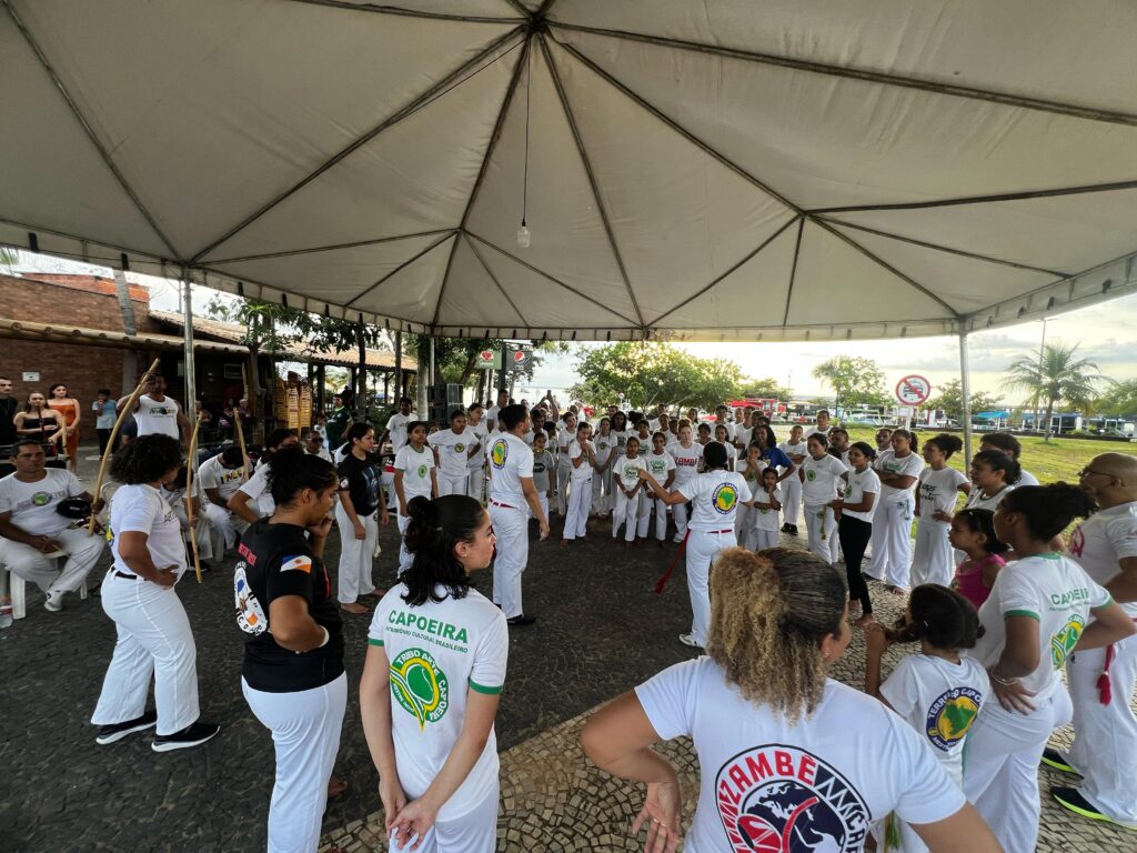 Capoeiristas se reuniram na Praia da Graciosa, no domingo, 8