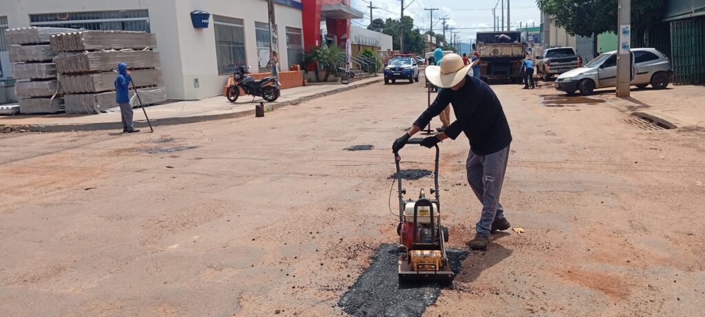 Tapa-buraco na Avenida Taquaruçu
