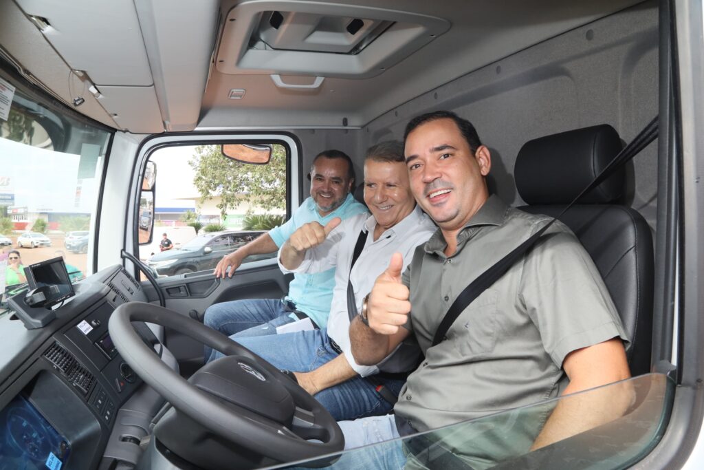 Prefeito Eduardo conduziu o comboio de máquinas e trabalhadores até a região sul para o início imediato dos trabalhos - Foto: Edu Fortes