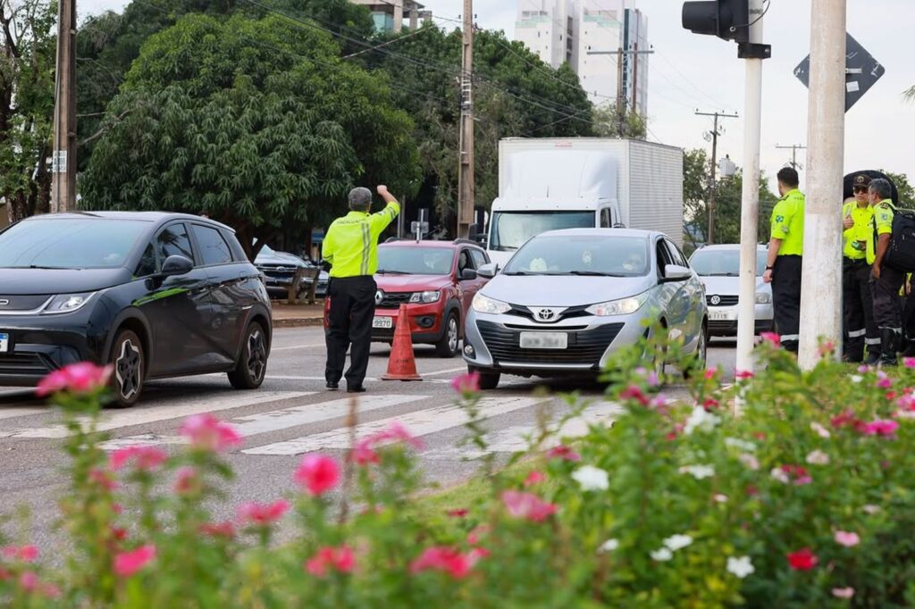Blitz educativa orienta motoristas sobre a prevenção aos maus-tratos contra animais, em ação da campanha Abril Laranja