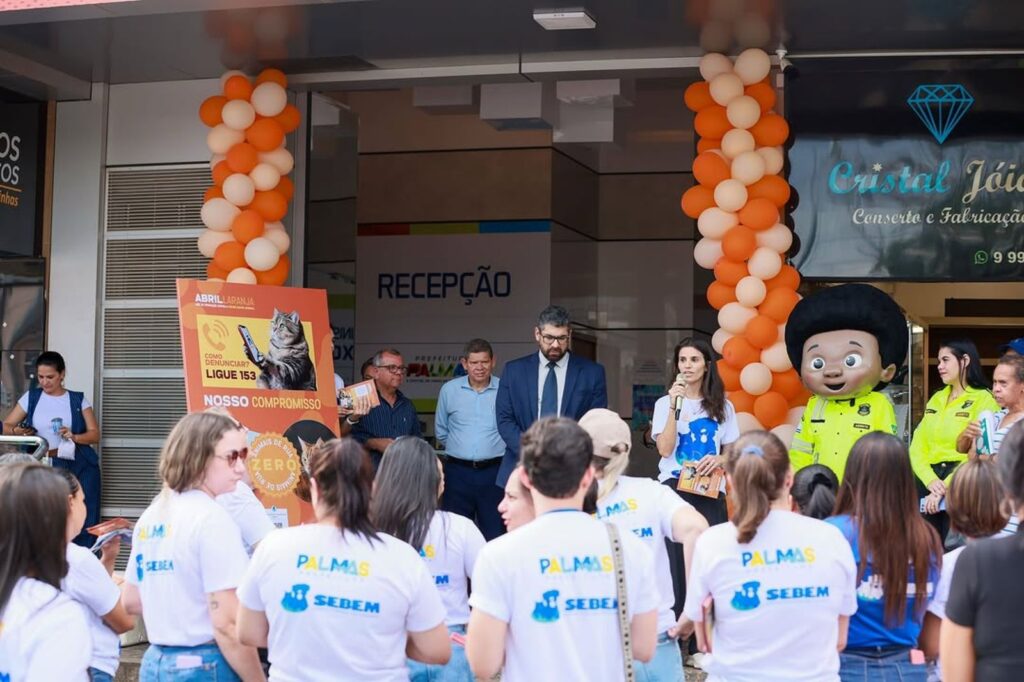Blitz educativa orienta motoristas sobre a prevenção aos maus-tratos contra animais, em ação da campanha Abril Laranja
