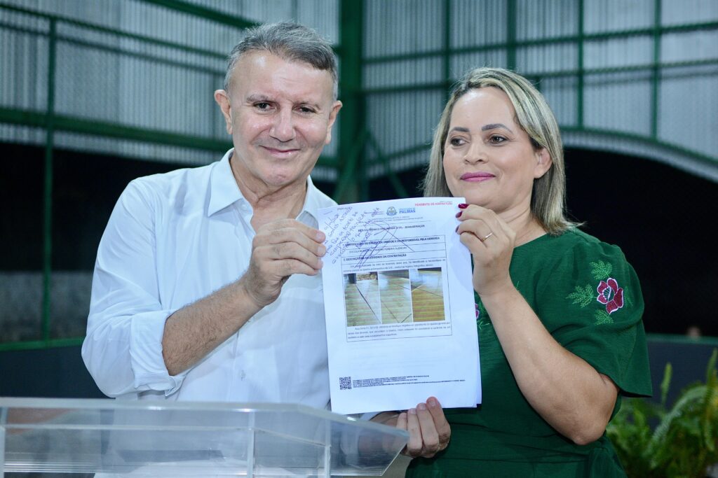 Eduarddo assina ordem de serviço para reformas na unidade escolar - Foto: Flávio Cavalera