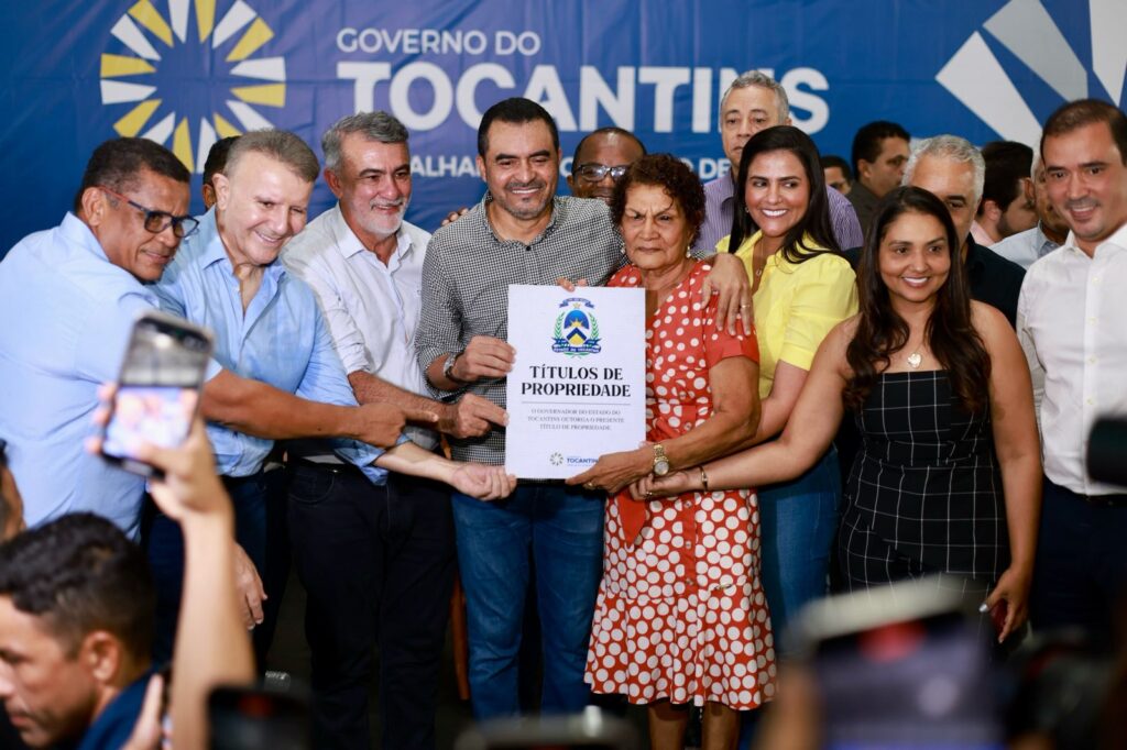 Evento reuniu autoridades para entrega de títulos de regularização fundiária - foto: Flávio Cavalera