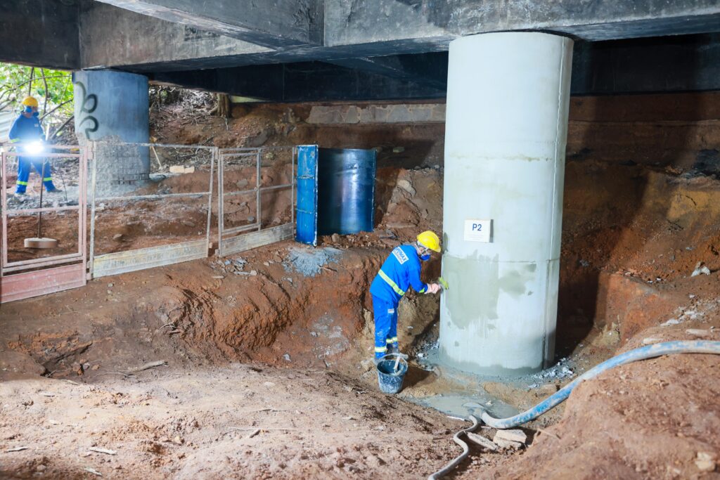 Obra avança com tratamento de pilar - Foto: Regiane Rocha 