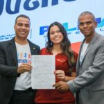 Estudante assina primeiro Termo de Adesão e representa demais selecionados