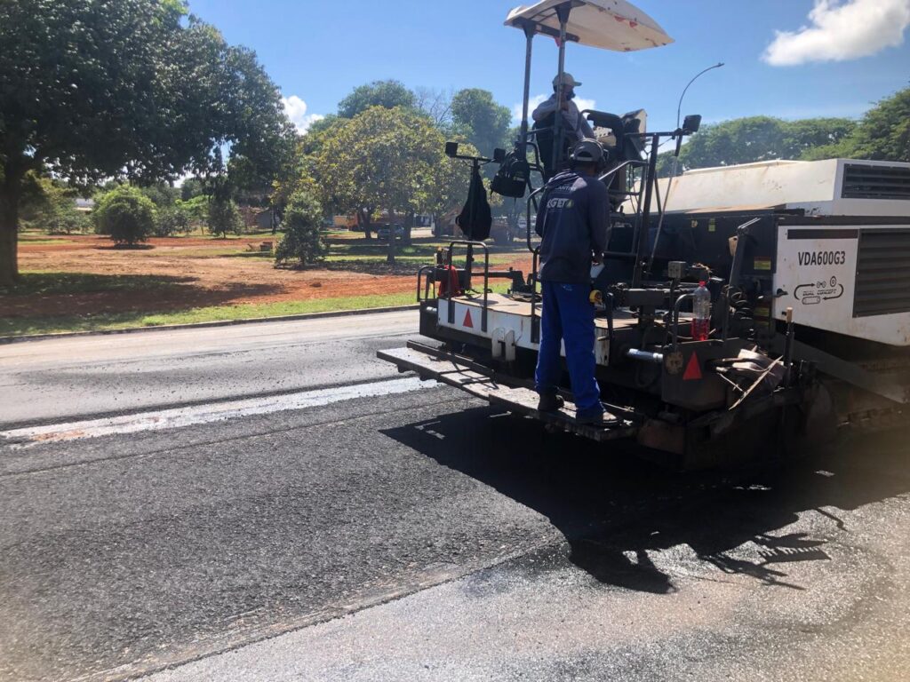 Série de obras de recapeamento em CBUQ começou na Avenida Teotônio Segurado, no acesso ao Taquari , e segue por outros pontos da cidade - Foto: Edu Fortes